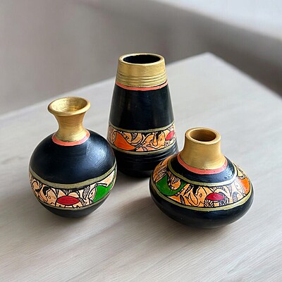 Handpainted teracotta vases Black with Golden Top