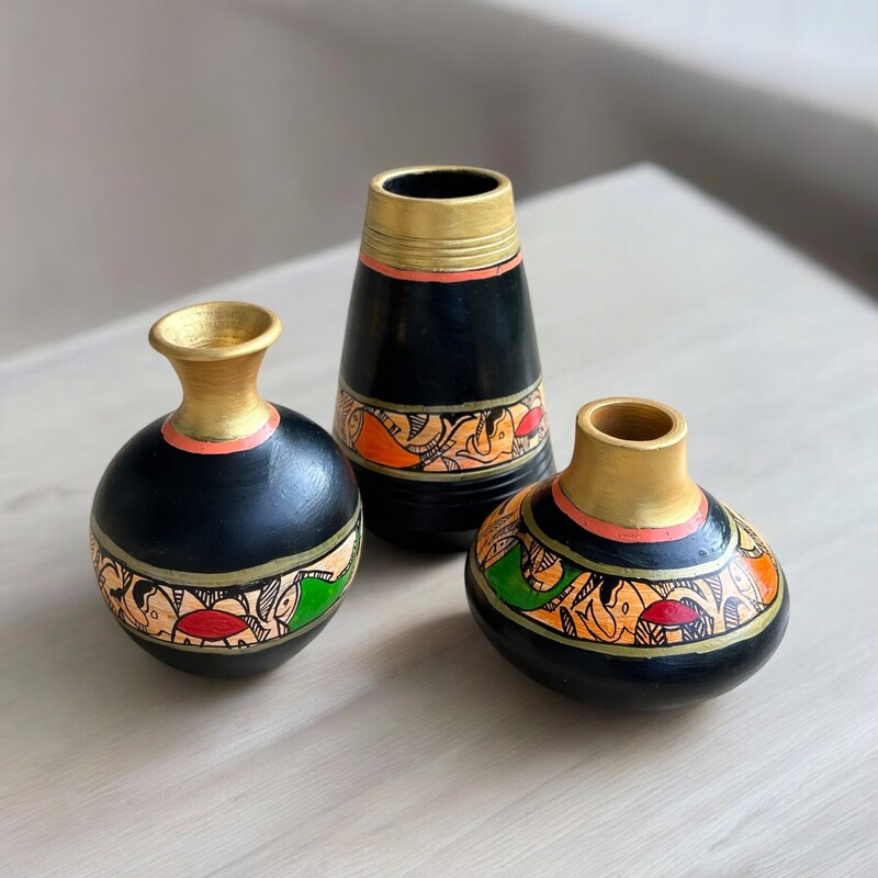 Handpainted teracotta vases Black with Golden Top Handpainted teracotta vases Black with Golden Top